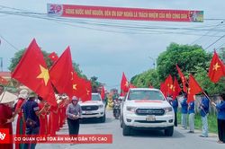 Hàng nghìn người dân cầm cờ Tổ quốc đón liệt sĩ trở về quê hương sau hơn nửa thế kỷ
