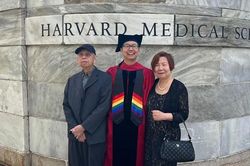 Cha mẹ bán nhà cho con du học, 15 năm sau nhận bằng tiến sĩ Harvard