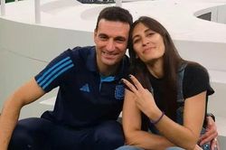 HLV Scaloni và chuyện tình 'sét đánh' với người vợ Tây Ban Nha
