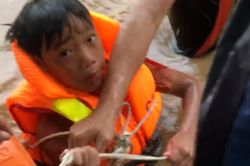 Clip nghẹt thở giải cứu 3 người mắc kẹt giữa dòng lũ đổ về hồ thủy điện