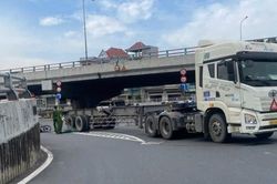 Cô gái tử vong dưới bánh xe đầu kéo ở nút giao cửa ngõ TPHCM