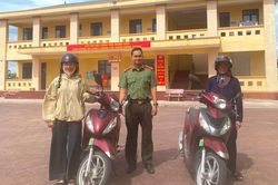 Hi hữu 2 phụ nữ đi nhầm xe máy về nhà