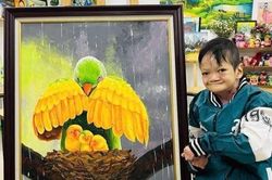 Chỉ còn 2 ngón tay cử động tốt, cậu bé độc lạ Bình Dương vẫn vẽ nên phép màu