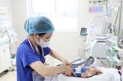 Hạ thân nhiệt xuống 33,5 độ C cứu trẻ sơ sinh bị ngạt nguy kịch