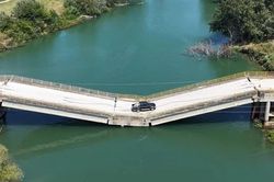 Nhiều tài xế vẫn liều mình lái ô tô đi qua cây cầu đã bị gãy sập suốt gần 3 năm