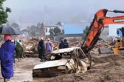 Cảnh tượng tan hoang ở Sơn La, Lai Ch&acirc;u: &Ocirc; t&ocirc; bị v&ograve; n&aacute;t giữa d&ograve;ng lũ cuồn cuộn