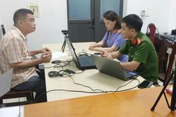 Đổ hơn 636 tấn bã bê tông ra ven sông Hồng, Giám đốc doanh nghiệp bị khởi tố