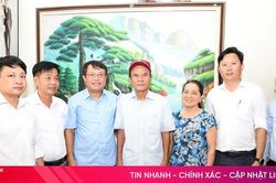 L&atilde;nh đạo tỉnh tặng qu&agrave;, tri &acirc;n người c&oacute; c&ocirc;ng với c&aacute;ch mạng