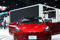 Mỹ buộc Tesla phải sửa lỗi đèn pha gây chói cho gần 20.000 xe