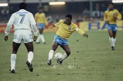 Di vật của 'Vua bóng đá' Pele lập kỷ lục gần 5 triệu USD