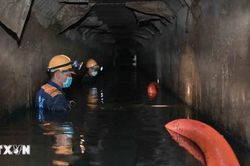 Lặng thầm công việc nạo vét cống ngầm chống ngập úng đô thị