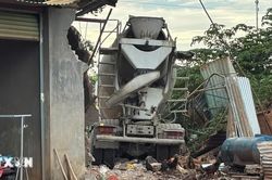 Đồng Nai: Xe bồn mất phanh lao vào nhà dân, hai người thương vong