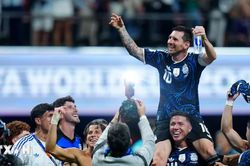 Đồng đội mong Messi tiếp tục h&agrave;nh tr&igrave;nh c&ugrave;ng Argentina sau World Cup 2026
