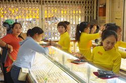 Gi&aacute; v&agrave;ng SJC s&aacute;ng 17/7 lao dốc gần 2 triệu đồng/lượng