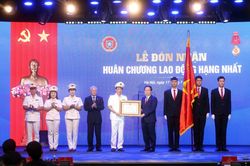 Cục Quản lý Thi hành án dân sự đón nhận Huân chương Lao động hạng Nhất