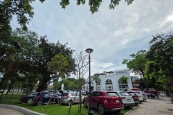 Vừa chi tiền tỷ chỉnh trang, vườn hoa bán đảo hồ Đống Đa đã bị ô tô bủa vây