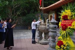 Các đồng chí lãnh đạo Quốc hội dâng hương tại Hang tám Thanh niên xung phong
