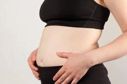 Tưởng béo bụng, người phụ nữ 42 tuổi sốc nặng khi phát hiện thứ 'đáng sợ' rải rác trong tử cung