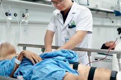 Vụ xe khách lao khỏi cao tốc ở Hà Nội: Bộ Y tế chỉ đạo khẩn
