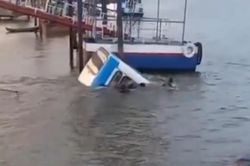 Xe buýt lao xuống sông, hành khách cố thoát ra ngoài bằng cửa sổ
