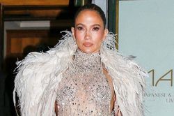 Jennifer Lopez lộng lẫy với hơn 400 carat trang sức tại tiệc sinh nhật