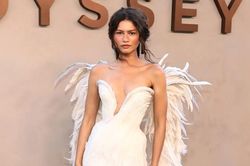 Zendaya gây trầm trồ với đôi cánh thiên thần