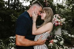 Lộ diện nữ ca sĩ hát tại đám cưới Taylor Swift