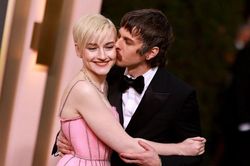 Julia Garner và chồng ca sĩ Mark Foster ly thân sau hơn 6 năm chung sống