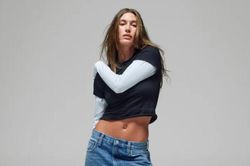 Hailey Bieber khoe vẻ đẹp gợi cảm với quần jeans cạp trễ thập niên 90