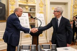 Apple đồng &yacute; sử dụng chip Intel trong bối cảnh đ&agrave;m ph&aacute;n thuế quan với Nh&agrave; Trắng