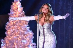 Mariah Carey khởi động tour Giáng sinh sau 8 năm