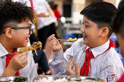 Hà Nội: Nhiều gia đình phấn khởi khi trợ cấp bữa ăn bán trú tăng