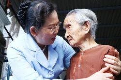 Chủ tịch Hội LHPN Việt Nam thăm, tặng quà Mẹ Việt Nam anh hùng và gia đình chính sách tại Đà Nẵng