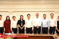Phó Chánh án Nguyễn Văn Tiến trao đổi với chuyên gia Thụy Sĩ về xây dựng Tòa án chuyên biệt tại Trung tâm tài chính quốc tế