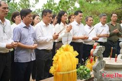Đoàn công tác Bộ Công Thương dâng hương tưởng niệm các Anh hùng liệt sĩ tại Quảng Trị