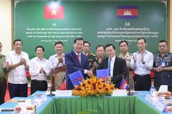 An Giang tiếp nhận 12 h&agrave;i cốt liệt sĩ quy tập từ tỉnh K&eacute;p, Campuchia