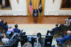 Ông Trump cáo buộc Trung Quốc tiếp cận dữ liệu cử tri Mỹ, Bắc Kinh bác bỏ