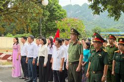 Phó Chủ tịch Thường trực Ủy ban MTTQ tỉnh Đỗ Thị Toán viếng nghĩa trang liệt sĩ và thăm các gia đình chính sách