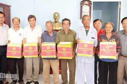 Tặng quà 31 nạn nhân chất độc da cam/dioxin tại xã Kiên Lương