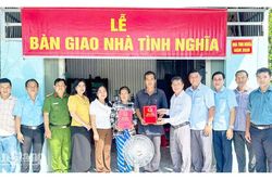 Xã Vĩnh Bình bàn giao 5 căn nhà tình nghĩa