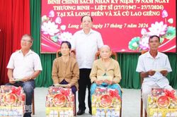 Phó Chủ tịch Thường trực UBND tỉnh An Giang thăm người có công tiêu biểu