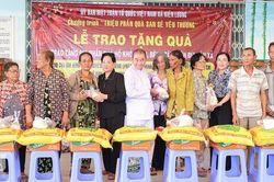 Trao 800 phần qu&agrave; cho hộ kh&oacute; khăn ở x&atilde; Ki&ecirc;n Lương