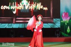 41 thí sinh 'Em là phát thanh viên' thi trình diễn thời trang