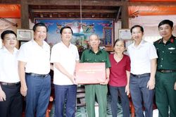 Phó Chủ tịch UBND tỉnh Lê Xuân Lợi thăm, tặng quà người có công tại xã Tây Yên Tử và xã Dương Hưu