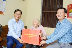 Ph&oacute; Chủ tịch UBND tỉnh Phan Thế Tuấn thăm, tặng qu&agrave; người c&oacute; c&ocirc;ng tại phường Ninh X&aacute; v&agrave; Vũ Ninh