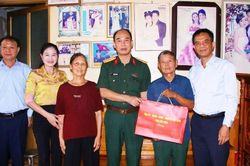 Bắc Ninh: Thăm, tặng qu&agrave; người c&oacute; c&ocirc;ng ti&ecirc;u biểu tại phường Chũ