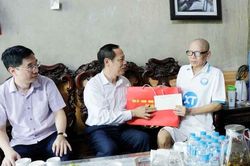 Phó Chủ tịch HĐND tỉnh Nghiêm Xuân Hưởng thăm, tặng quà người có công tiêu biểu tại phường Đào Viên và Võ Cường