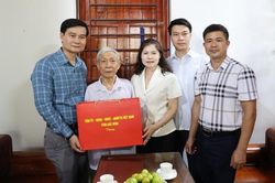 Phó Chủ tịch HĐND tỉnh Bắc Ninh Lâm Thị Hương Thành thăm, tặng quà người có công tiêu biểu