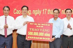 Đoàn công tác tỉnh Bắc Ninh trao tặng 500 triệu đồng ủng hộ Quỹ 'Đền ơn đáp nghĩa' tỉnh Cao Bằng