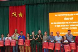 Trao 148 suất quà cho gia đình chính sách, phụ nữ khó khăn tại phường Quảng Phú